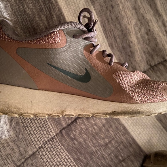 Used size 9 Nikes - Picture 4 of 5